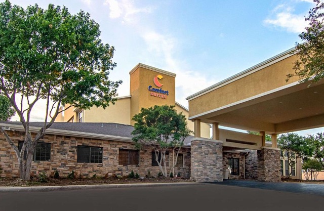 Comfort Suites NW Dallas Near Love Field
