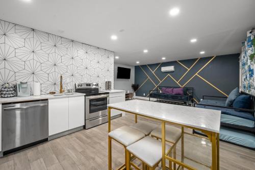 Comfortable 2BR Uptown Escape with Free Park