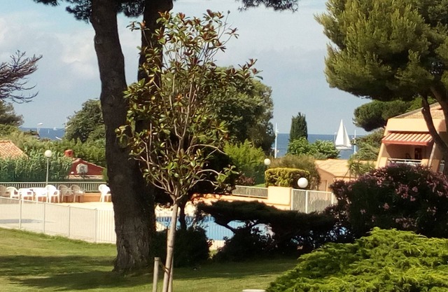 Comfortable apartment, beach, pool, tennis, sailing, sea view, golf, diving