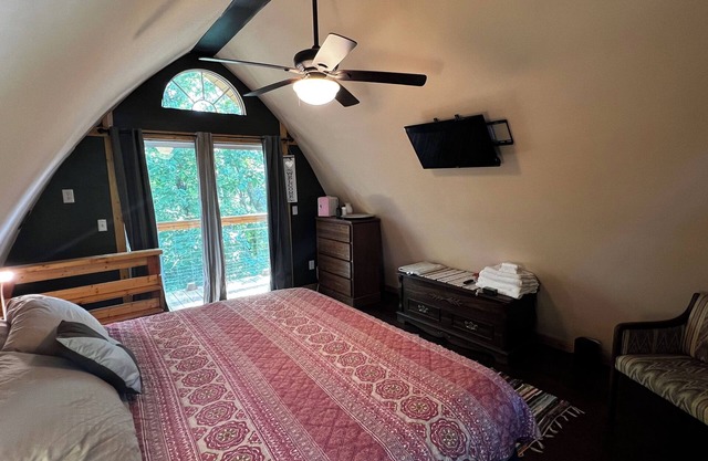 Comfortable cabin in the mountains of North Carolina, located near TIEC.