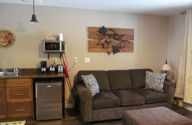 Comfortable, cozy 1 bedroom suite