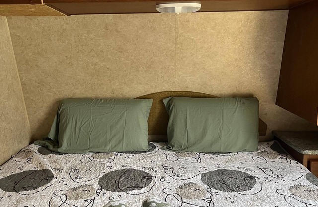 Comfortable Guest RV w/EV charger. Semi Rural Area