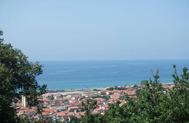 Comfortable holiday home with international sea views and countryside views