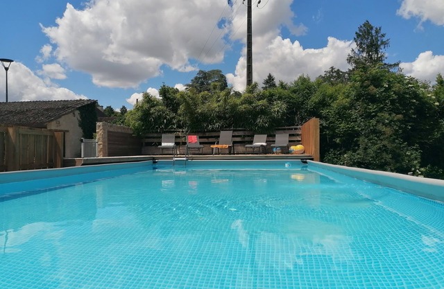 Comfortable house with swimming pool and wooded grounds near the river