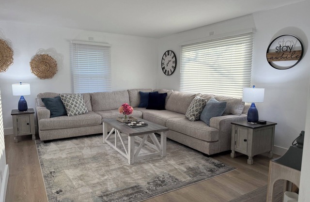 COMFORTABLE ONE STORY: 2 bed 1 bath in town Fortville. Sleeps 4. Newly Remodeled