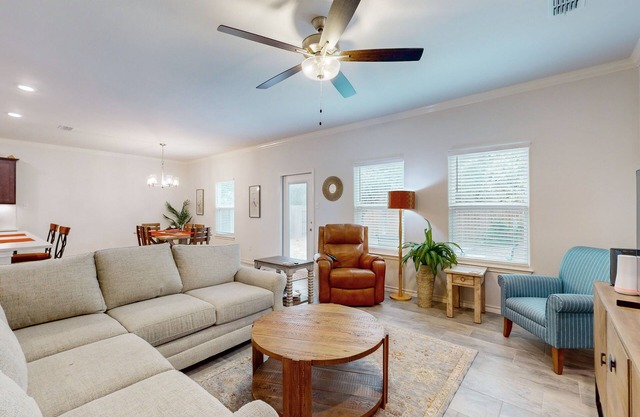 Comfortable open concept home with full kitchen, internet and W/D