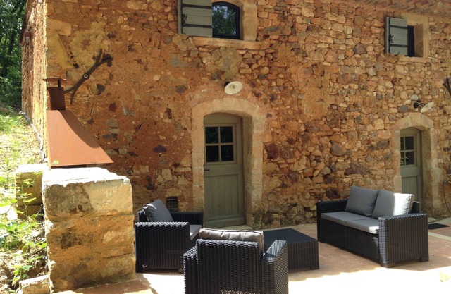 Comfortable restored Cabanon ocrier with shared pool - 6 people