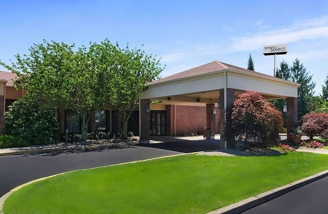 Comfortable Room Near Easton's Beach, w/Indoor/Outdoor Pool