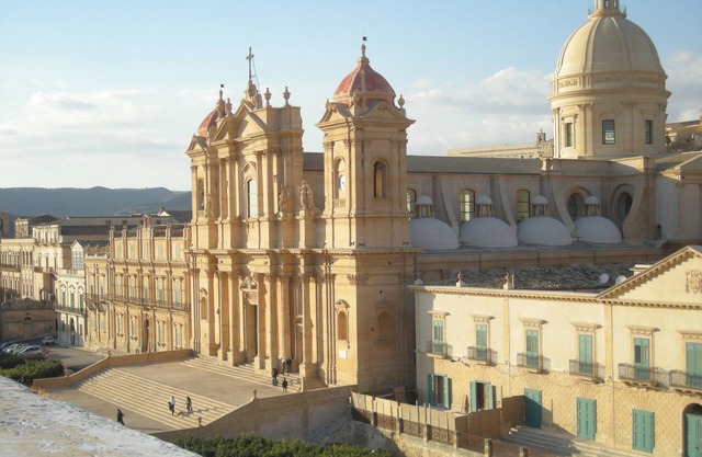 Comfortable rooms immersed in baroque Noto
