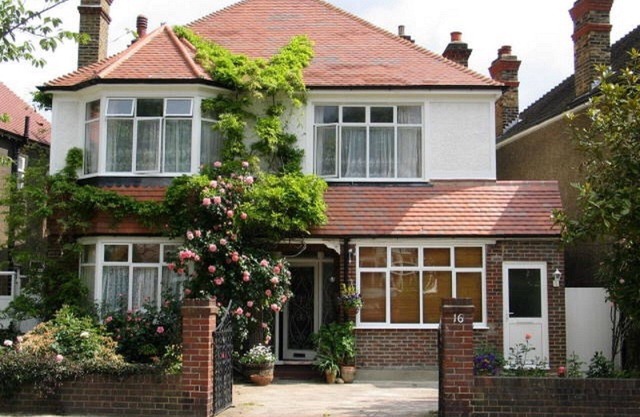 Comfortable studio near transport/tube on a quiet road.