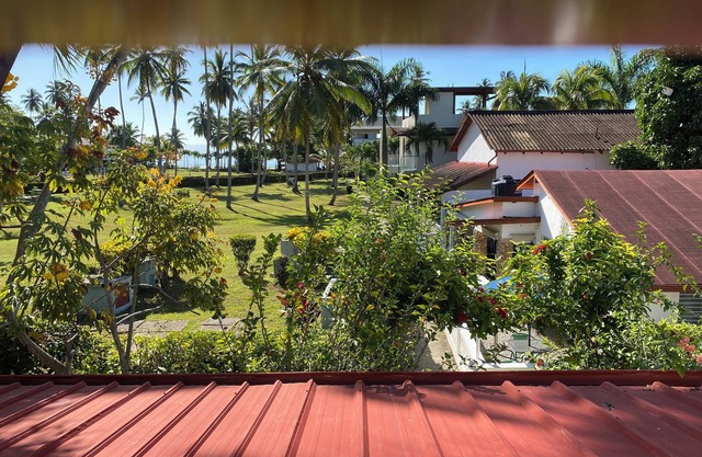 Comfortable townhouse with garden and porch, in beautiful beach urbanization.