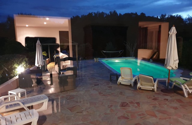 Comfortable villa for 8 people, with swimming pool, close to beaches