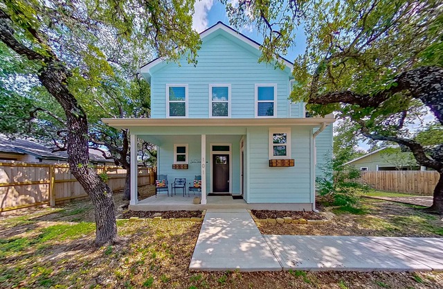 Comforting dog-friendly home with full kitchen, gas grill, patio area, and TV