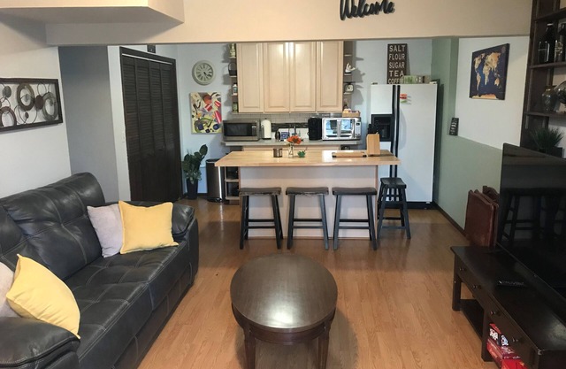 Comfy 2 Bedroom 1 Bath Near Sand Lake and Airport