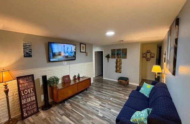 Comfy 3 Bedroom with smart TV and WiFi near Tinker