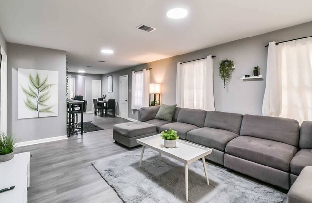 Comfy 5BR Home with Hot Tub, 10min from NGR Stadium