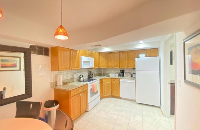 COMFY Basement Home 2 Bdrm1Den 3Queen Beds