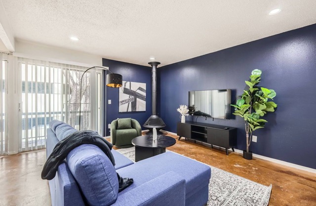 Comfy King Suite Getaway | Sleeps 4 | Pool, Prkg
