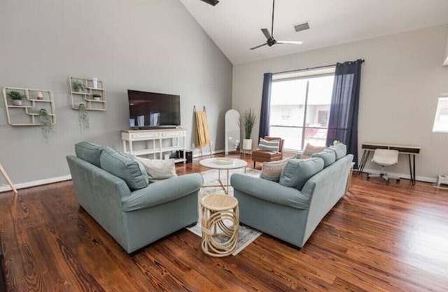 Comfy, spacious townhome in Midtown, 2BR sleeps 6, Close to Medical Center