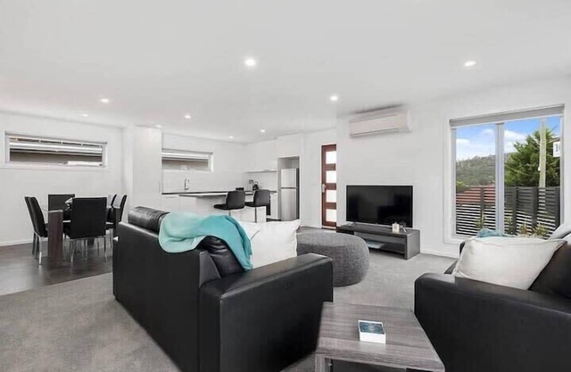 Comfy Villa Near Shops 10min CBD & Airport