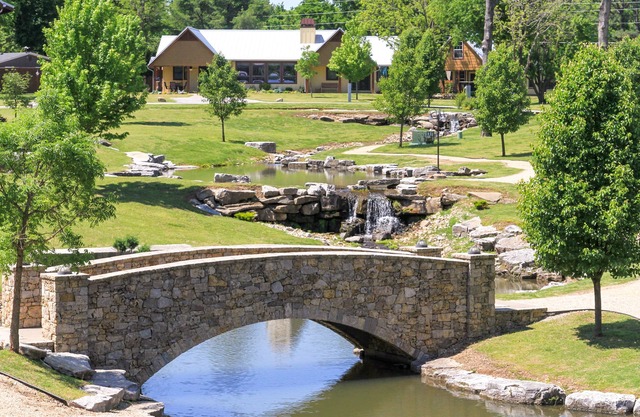 Community Pool, Fishing Ponds, Hot Tub, Large Family Room-SINGLE STORY