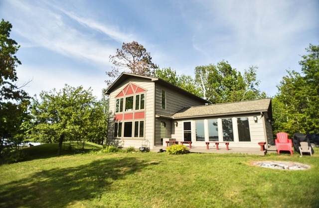 Completely remodeled 4bd/2ba Lake Home, Near Snowmobile Trails and a Gas Station