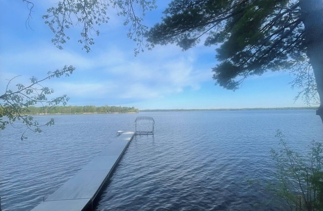Completely Renovated 2 bedroom1bath with loftnFarm Island Lake