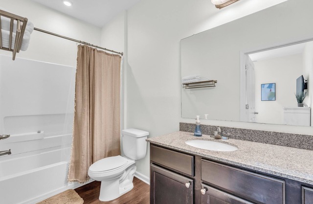Completely Updated Condo, 15 Minute Walk to Davis Wade Stadium!
