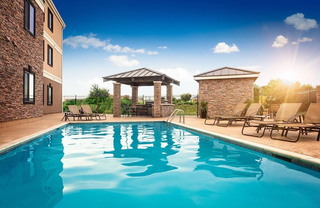Complimentary Breakfast + Free Wi-Fi + Outdoor Pool | 30 Minutes from Six Flags!
