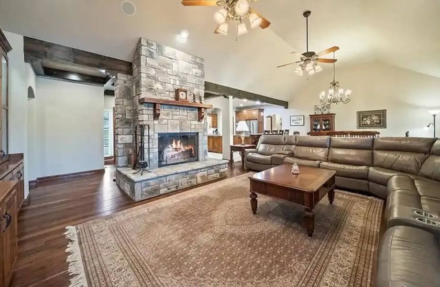 Compound on Lake - Gameroom/Dock/Pool/Hot tub - Sleeps 37