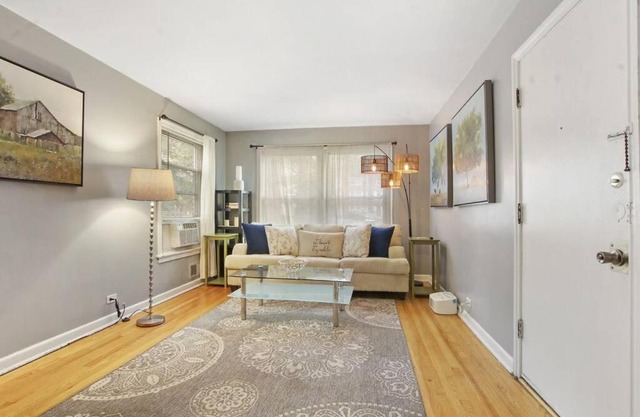 Condo by the park & lake in the heart of Evanston!