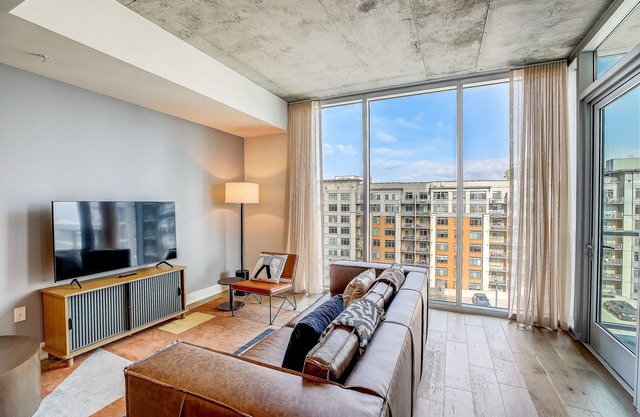 Condo on hip Rainey Street - skyline-view balcony, rooftop pool