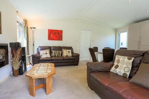 Conkers Lodge for 6 with Hot Tub & Secluded Decking - Spa Resort in Devon
