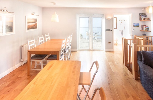 Contemporary 3 Bedroom House In Wadebridge With Private Parking
