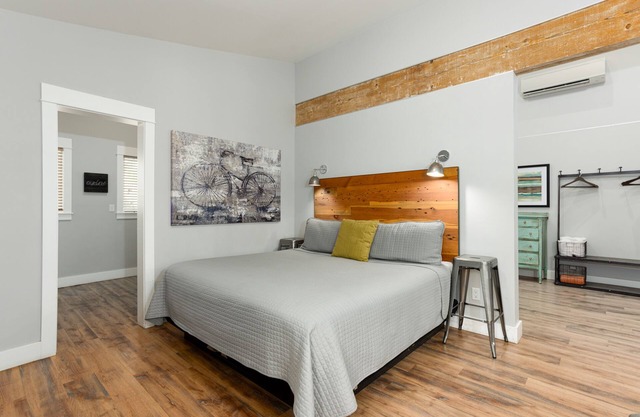 Contemporary Chic │West Side │Walk Everywhere │Hot Tub │One Block to River