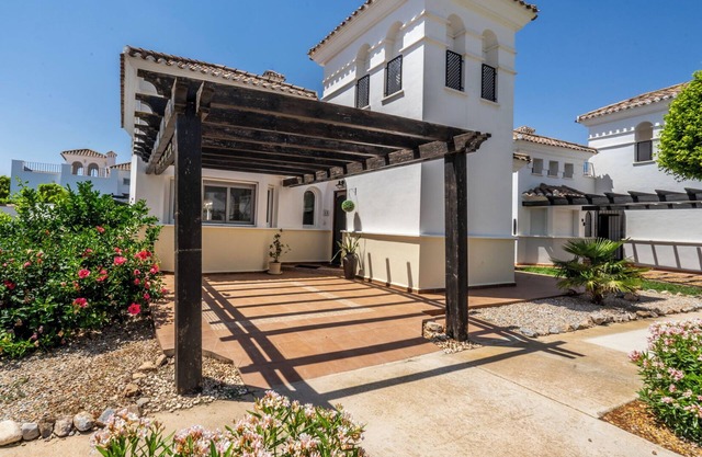 Contemporary, cosy villa with Sun-Soaked Terraces & Private Pool on Golf Resort