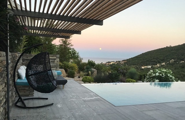 Contemporary house, Swimming pool, 800m from the beach, secure residence, South Corsica