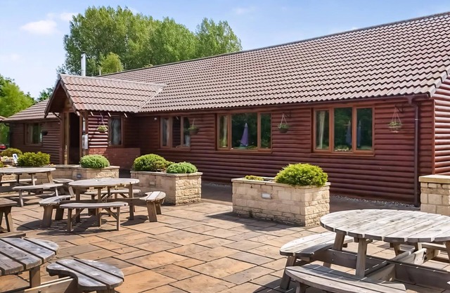 Contemporary Lakeview Lodge 6