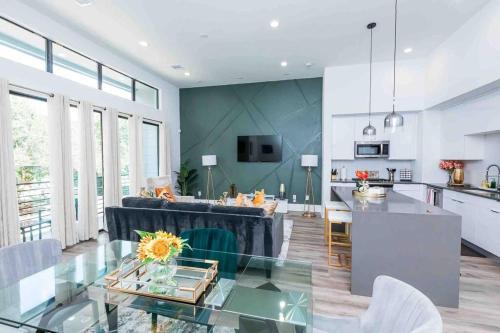 Contemporary luxe home 10mins from DT Houston!