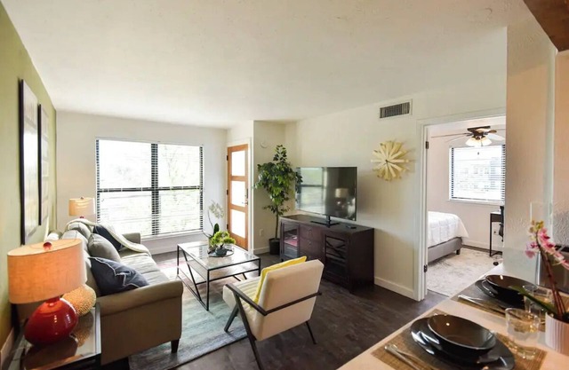 Contemporary Unit 303, Toluca 98nn