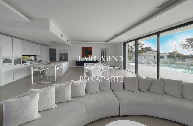 Contemporary villa near the beach with swimming pool and sea view - 5 suites