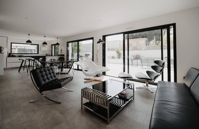 Contemporary villa ideally placed