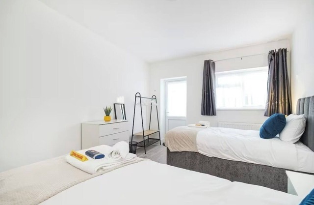 Contractor Haven, Sleeps up to 14, WIFI, Parking x 2, Garden, Central location