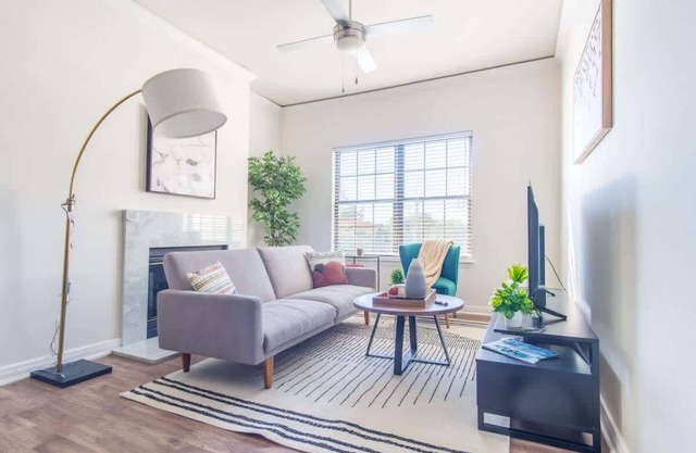 Convenient 1BR King Suite Pool, Gym & Parking 01