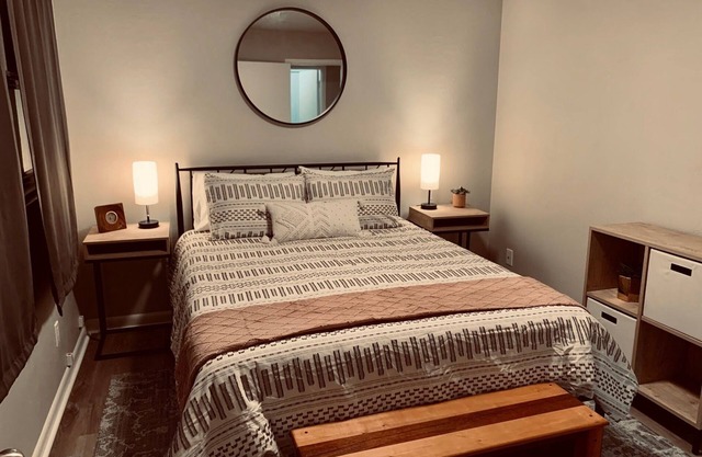 Convenient, Clean Apartment w/Air Conditioning, Smart TV, Covered Parking