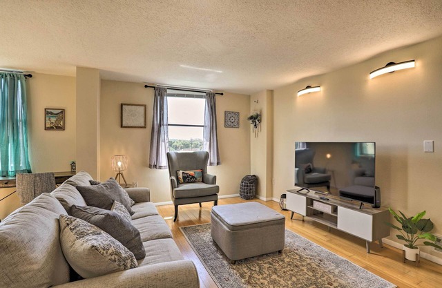 Convenient Clearwater Condo < 4 Mi to Beach!