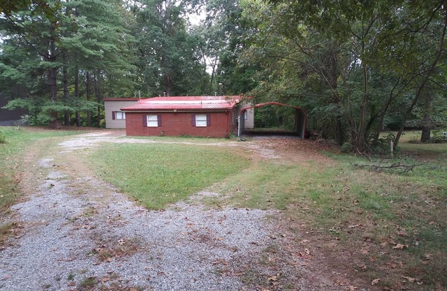 convenient location by the lake . just a few minutes to boat ramp .