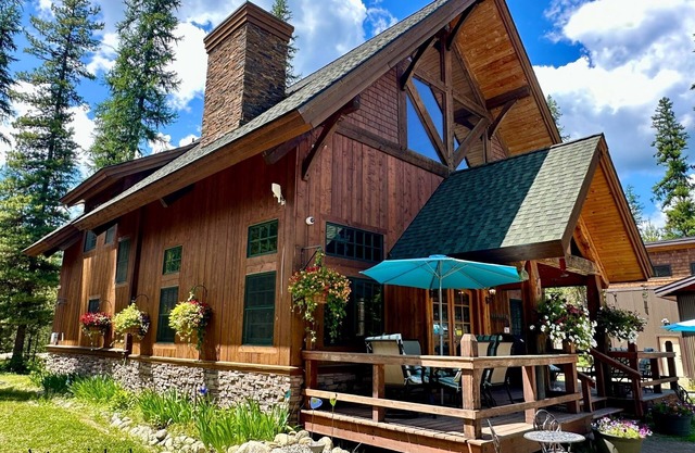 Convenient location 2 miles to Priest Lake for families & work-cation stays!