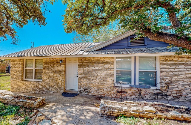 Conveniently located cottage with on-site boat parking & EV charger