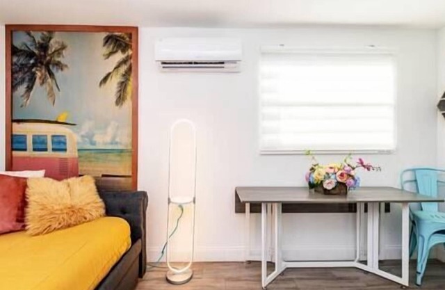 Cool Mini-Studio. 3mi to Airport. 11mi to Beach